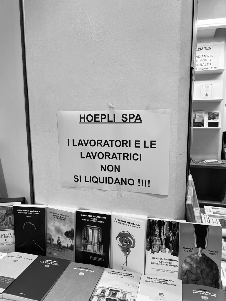 Protesta alla libreria Hoepli, Milano