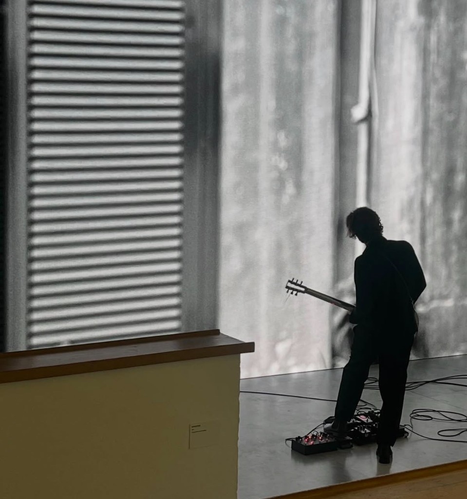 Marco Fusinato in performance al PAC