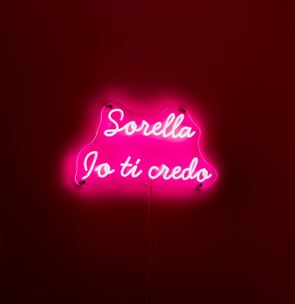 Neon rosa: Sorella Io ti credo